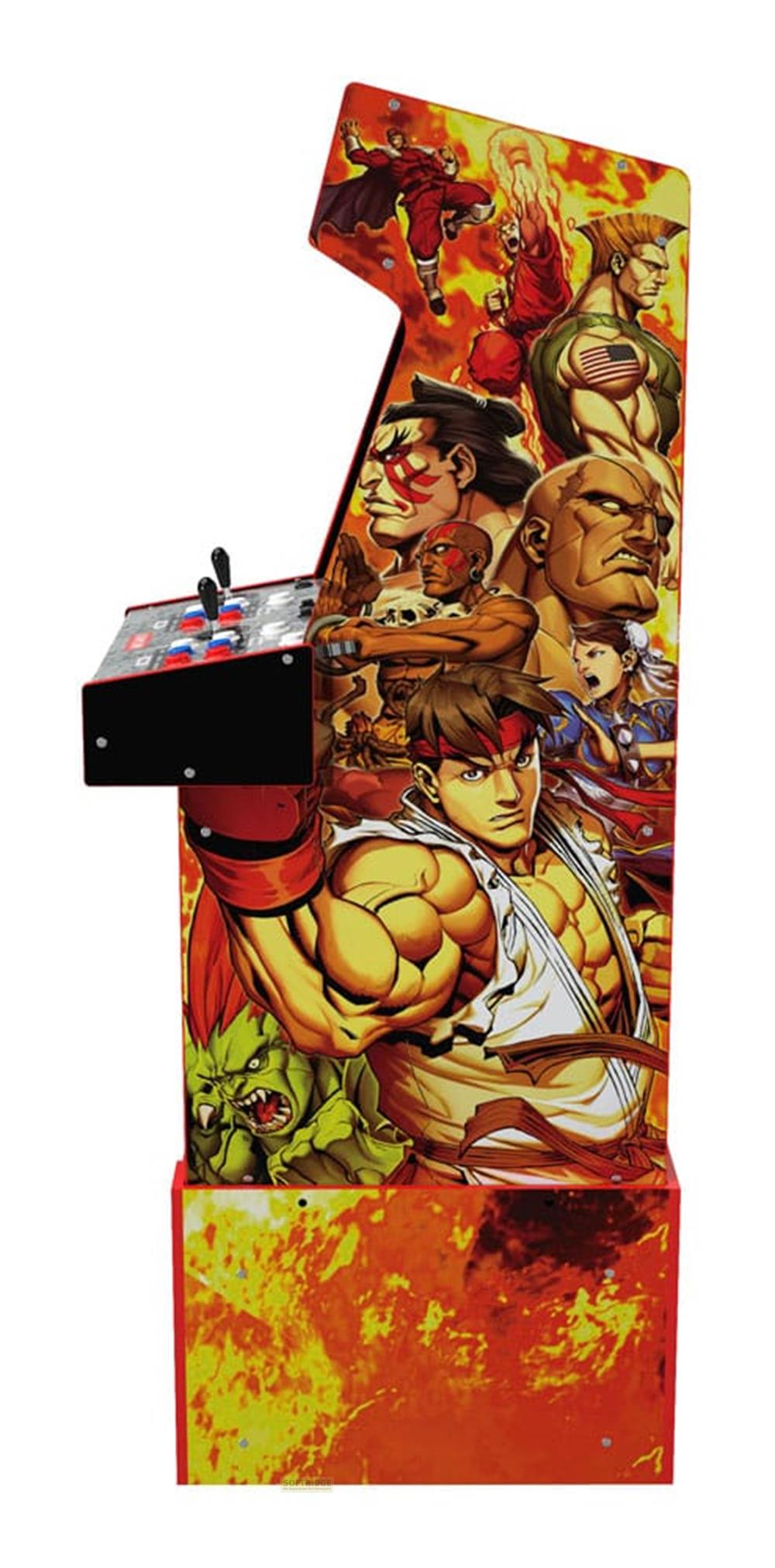 Macchina arcade decorata con personaggi di Street Fighter e fiamme.