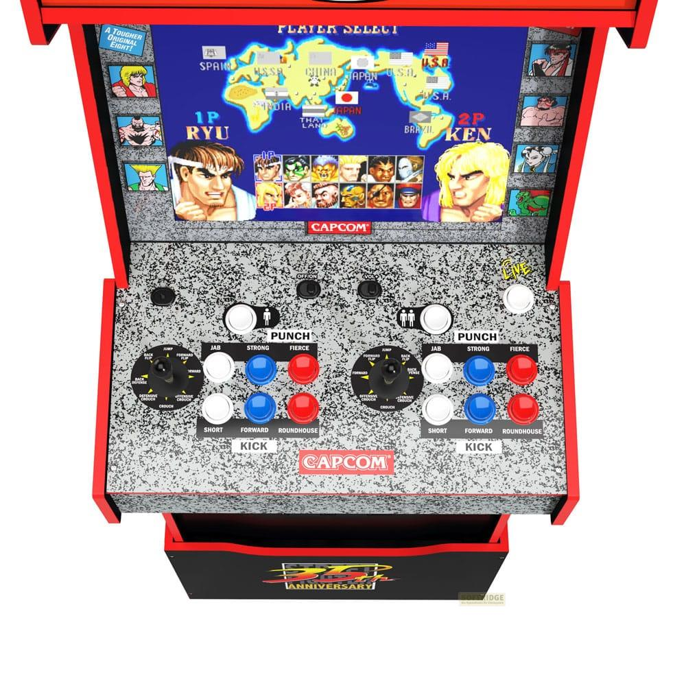 Una macchina arcade con schermo "Street Fighter" e due pannelli di controllo.