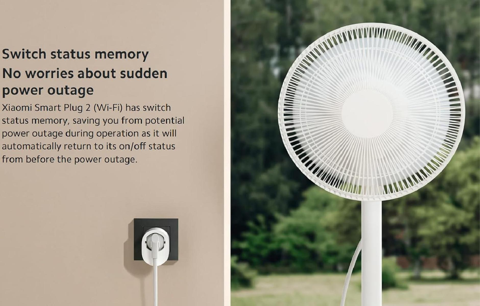 Biały wentylator na słupku. Po lewej tekst i gniazdko ścienne z białym kablem.