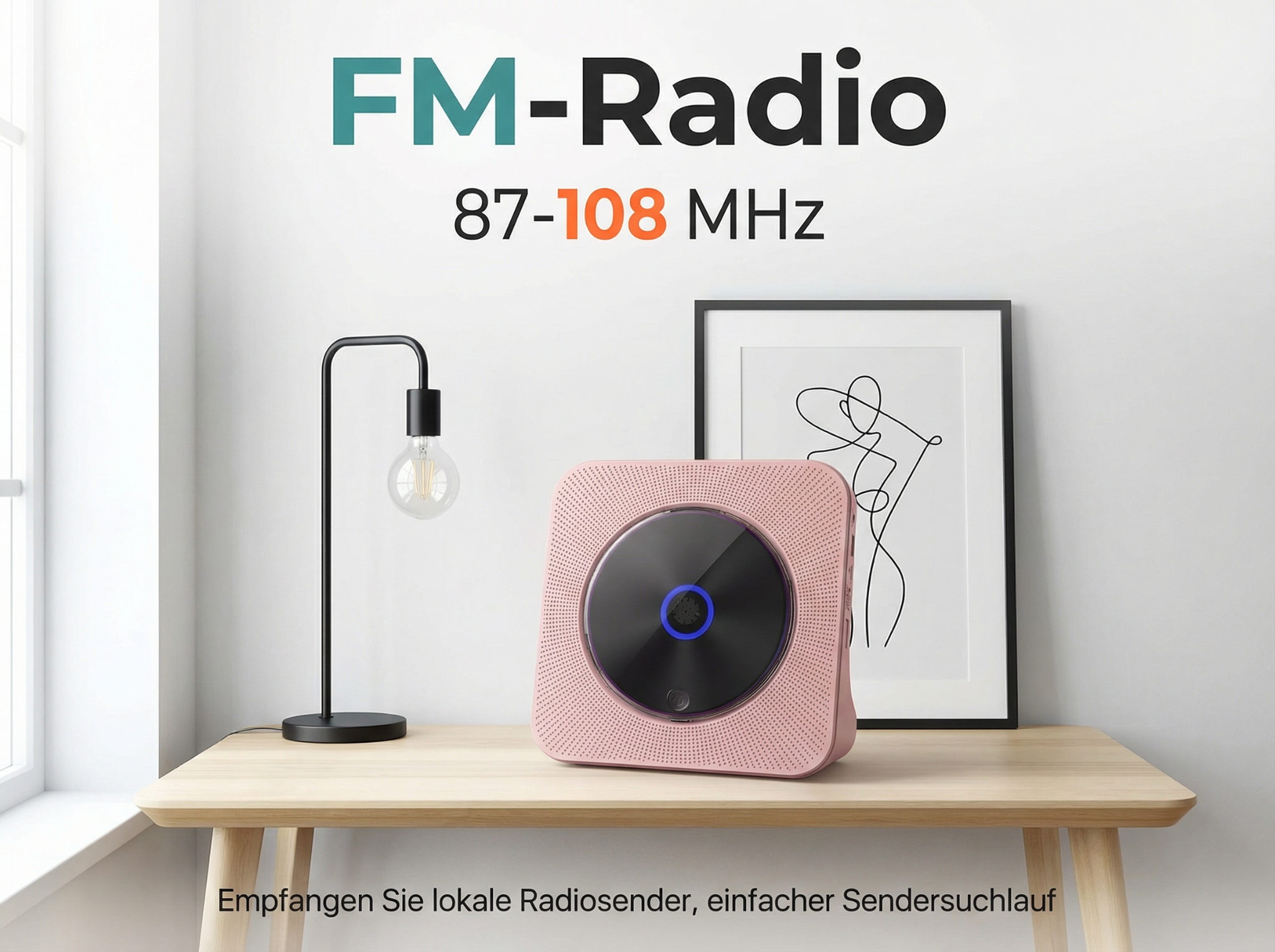 Ein rosafarbener FM-Radio mit CD-Player steht auf einem Holztisch.
