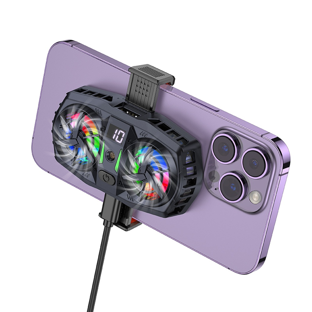 Un enfriador de teléfono negro con ventiladores RGB está unido a un smartphone morado.