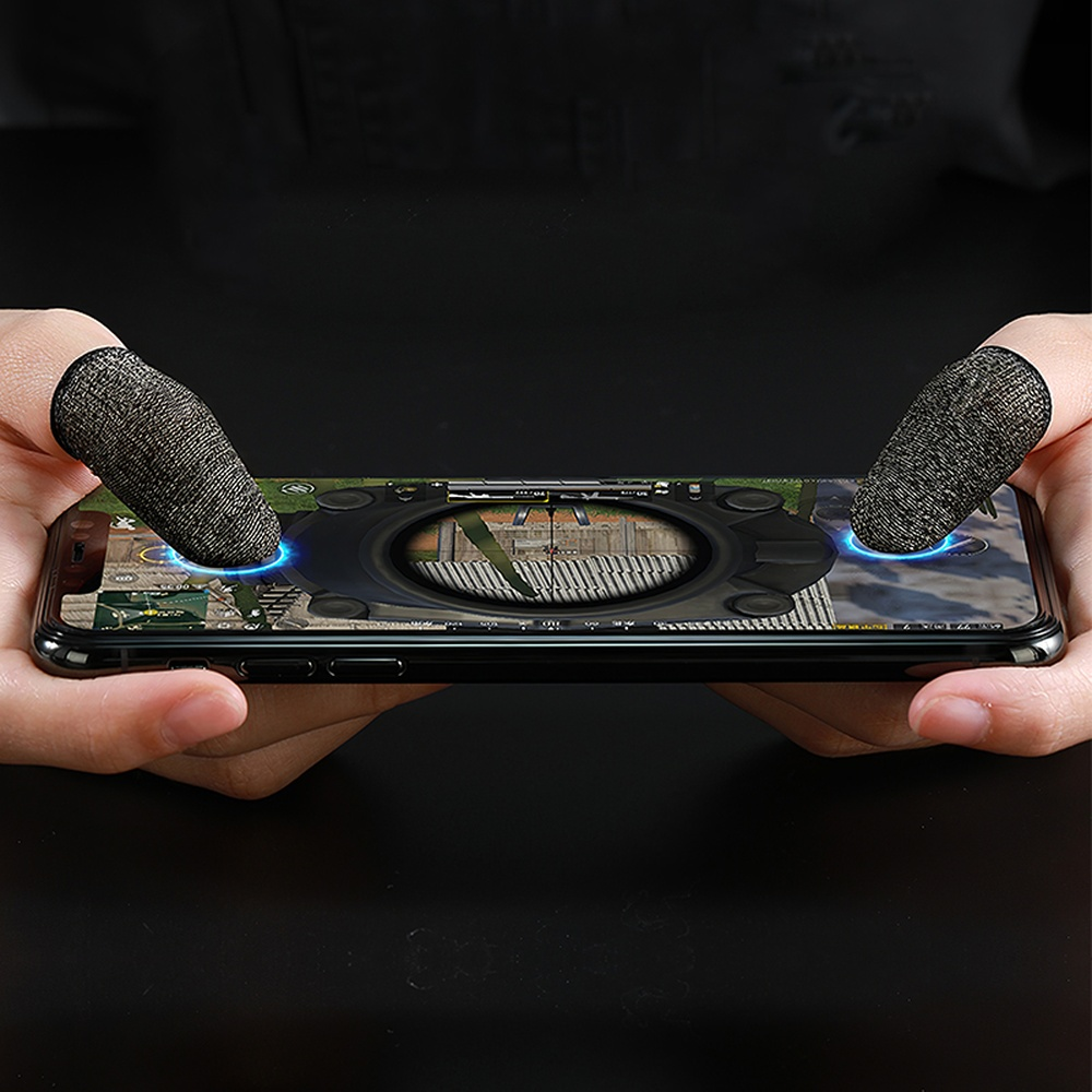 Due copridita coprono i pollici di una persona che tiene un cellulare con un gioco.