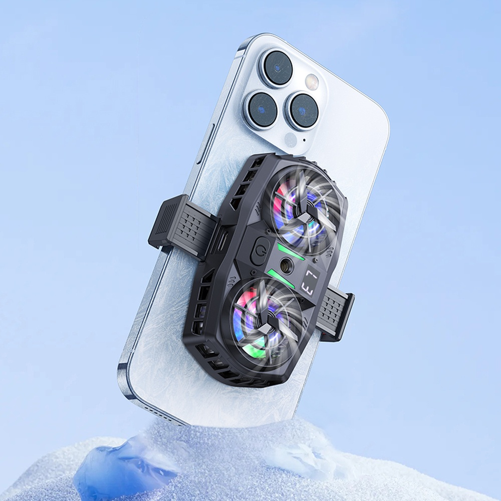 Un enfriador de teléfono negro con ventiladores RGB está en un teléfono.