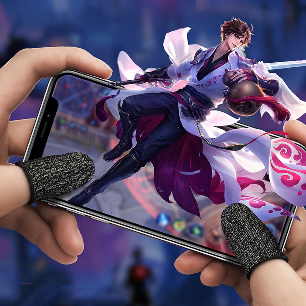 Mani con copridita giocano su uno smartphone con un personaggio anime.