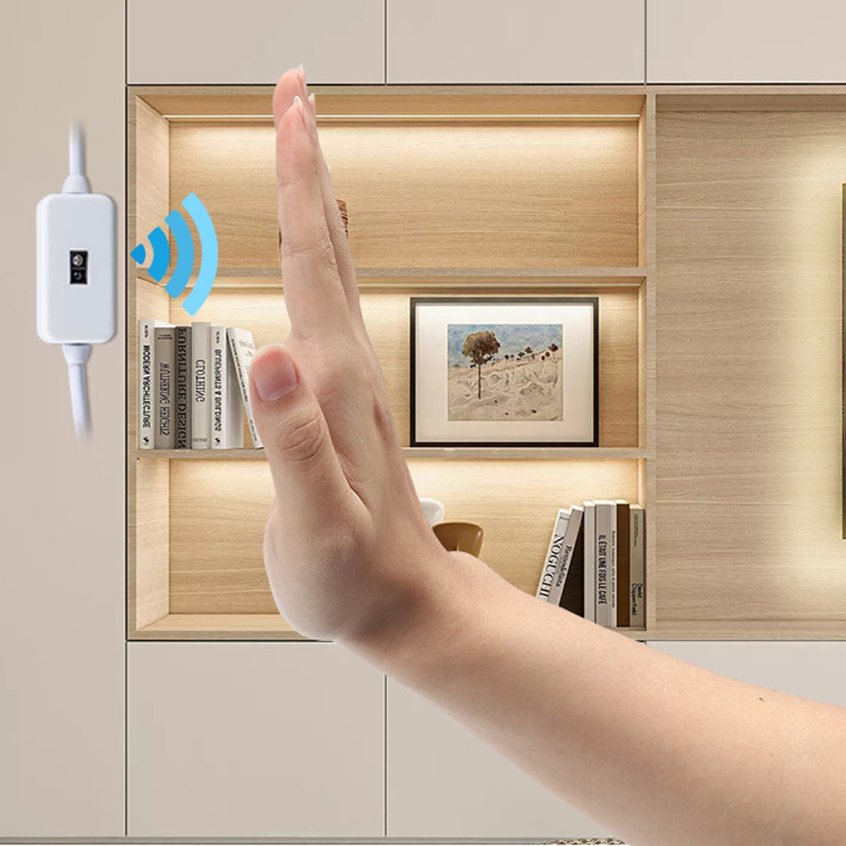 Ein weißer Sensor mit blauen Wellen neben einem Regal mit Büchern und einem Bild.