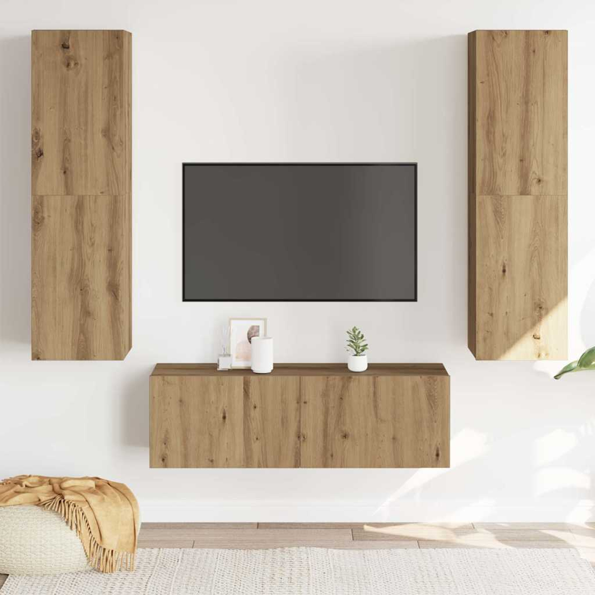 Ein moderner Wohnzimmeraufbau mit Holzmöbeln, Fernseher und Deko.