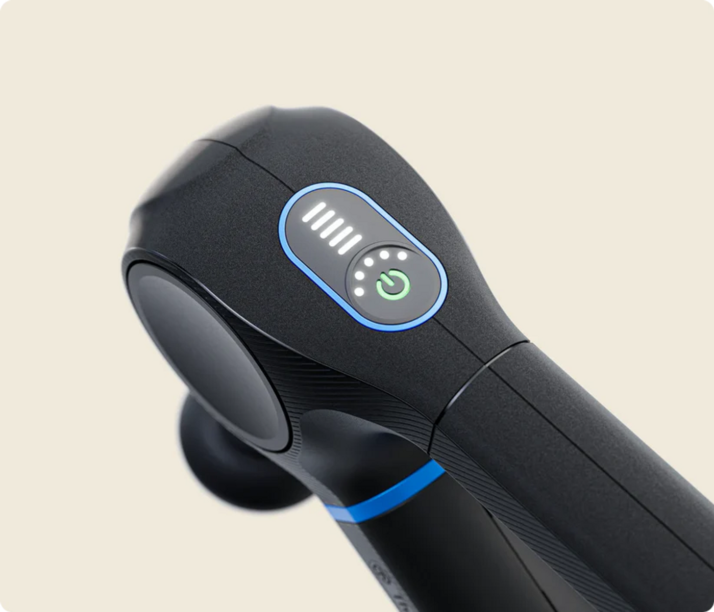 Pistola de masaje negra con detalles azules y controles iluminados, muestra nivel.
