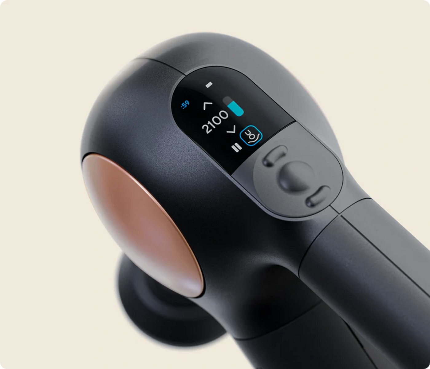 Nahaufnahme einer dunkelgrauen Massagepistole mit roségoldenen Akzenten und Digitalanzeige.