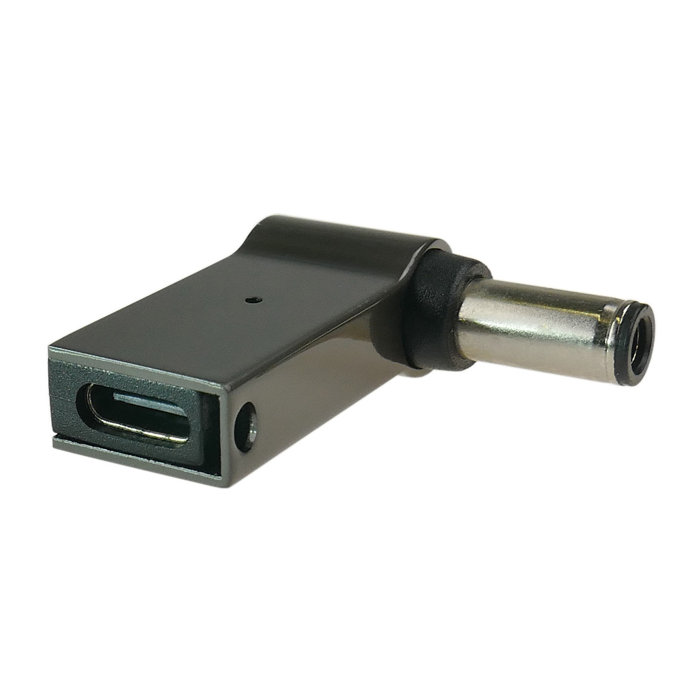 Czarny adapter USB-C na DC z kątowym złączem.