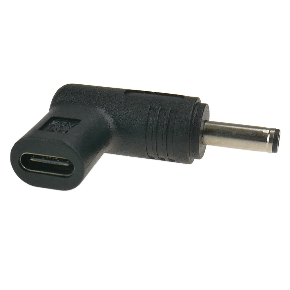 Czarny adapter USB-C z okrągłą wtyczką. Białe tło.