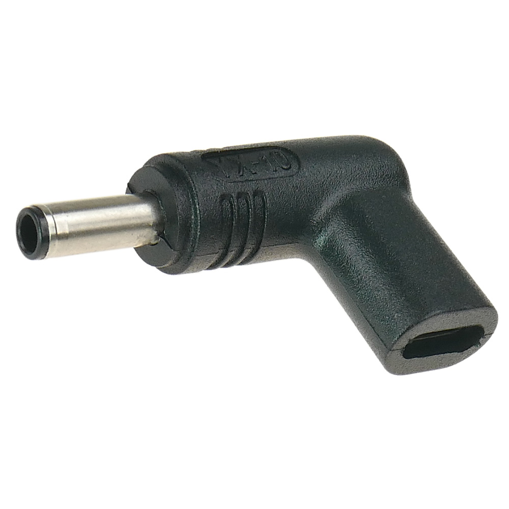 Czarny kątowy adapter zasilania DC z metalową końcówką.
