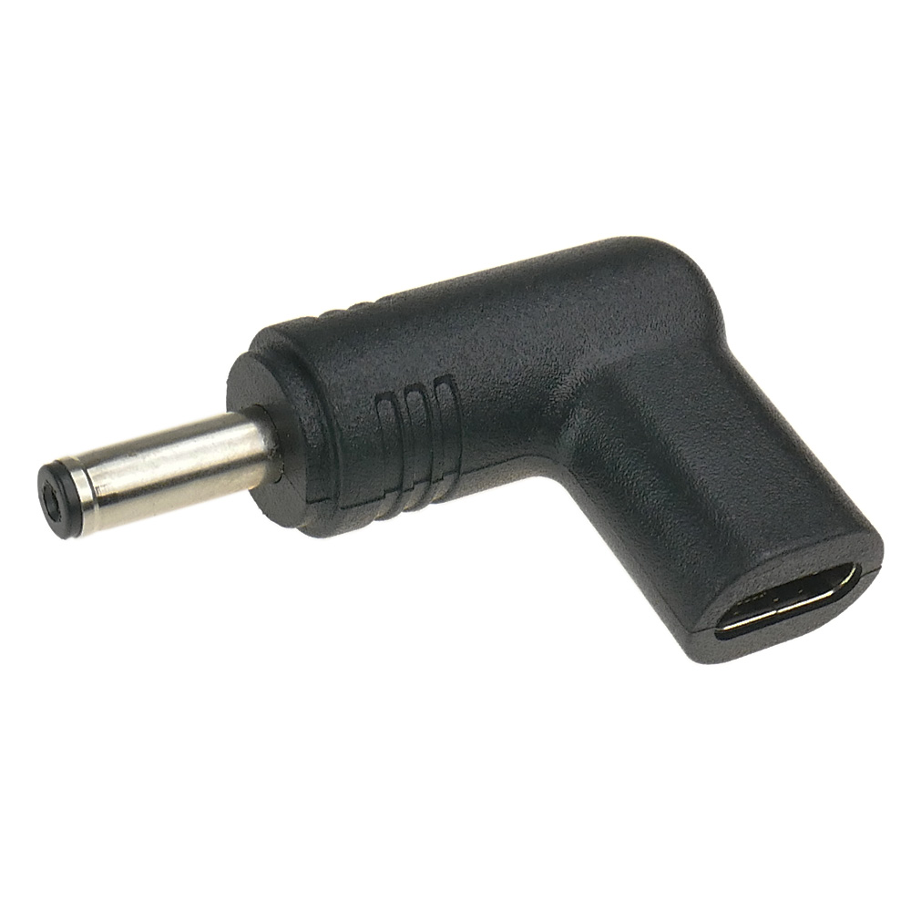Czarny adapter USB-C na DC pod kątem 90 stopni z metalowym bolcem.
