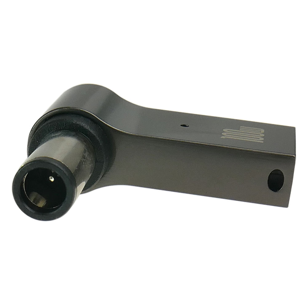 Ciemny, L-kształtny złącze z okrągłym gniazdem i logo '100W'.