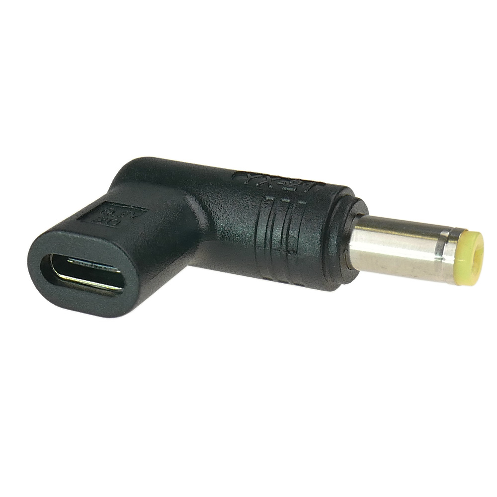 Czarny adapter USB-C na DC z metalowym bolcem. Białe tło.