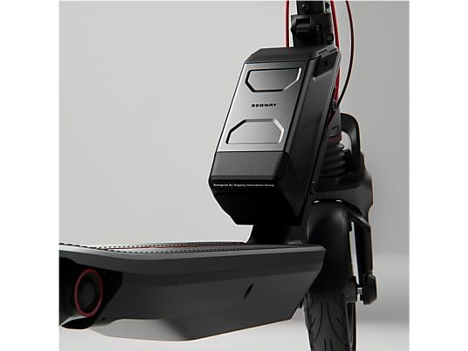 Primo piano del pianale e del pacco batteria di uno scooter elettrico Segway nero.