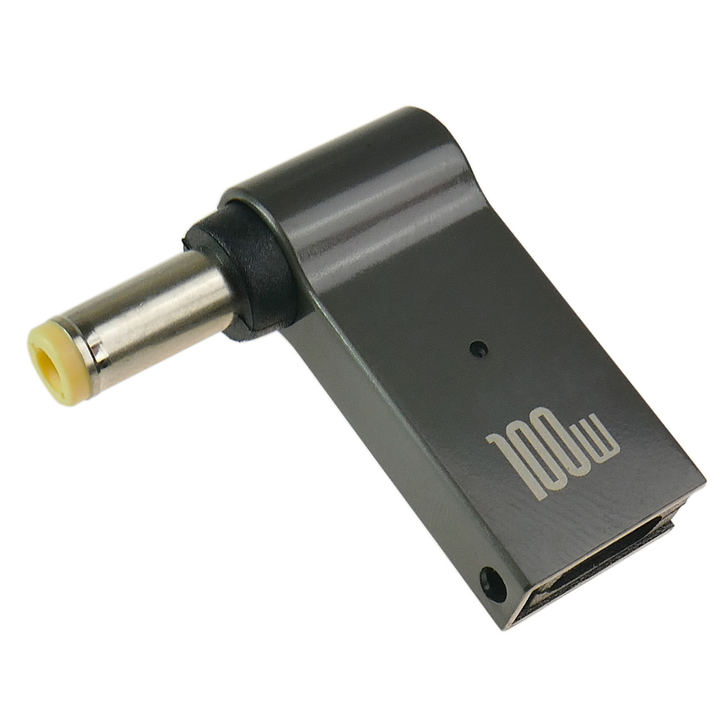 Szary adapter USB-C 90 stopni z oznaczeniem 100W.