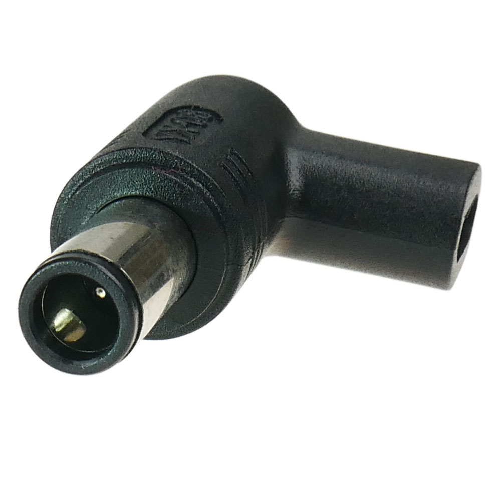 Czarna wtyczka DC pod kątem 90 stopni z metalową końcówką i gniazdem.