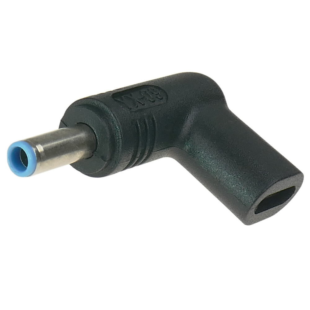 Czarna wtyczka adaptera 90 stopni ze srebrnym bolcem i niebieskim pierścieniem.