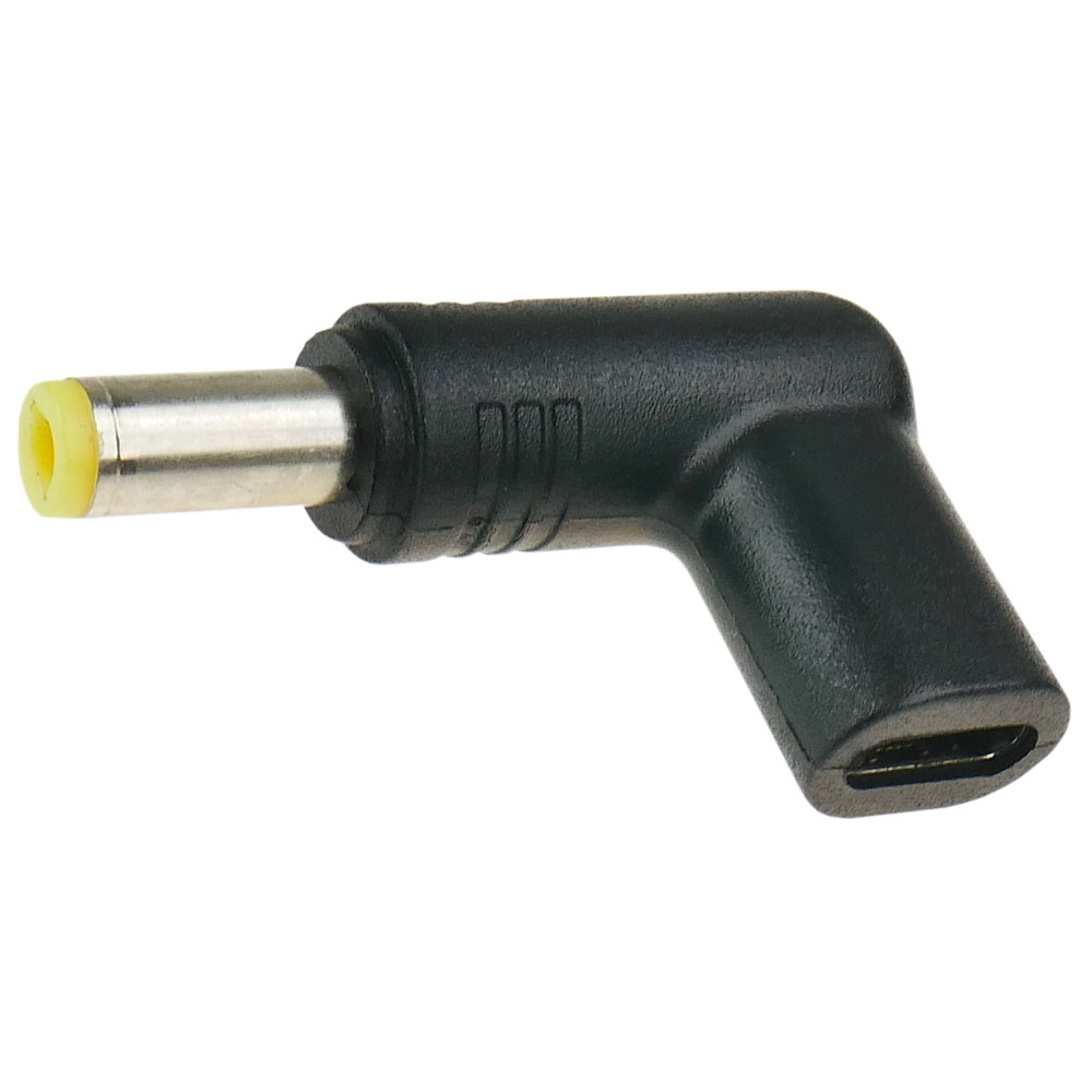 Czarny adapter z okrągłą wtyczką i portem USB-C, pod kątem 90 stopni.