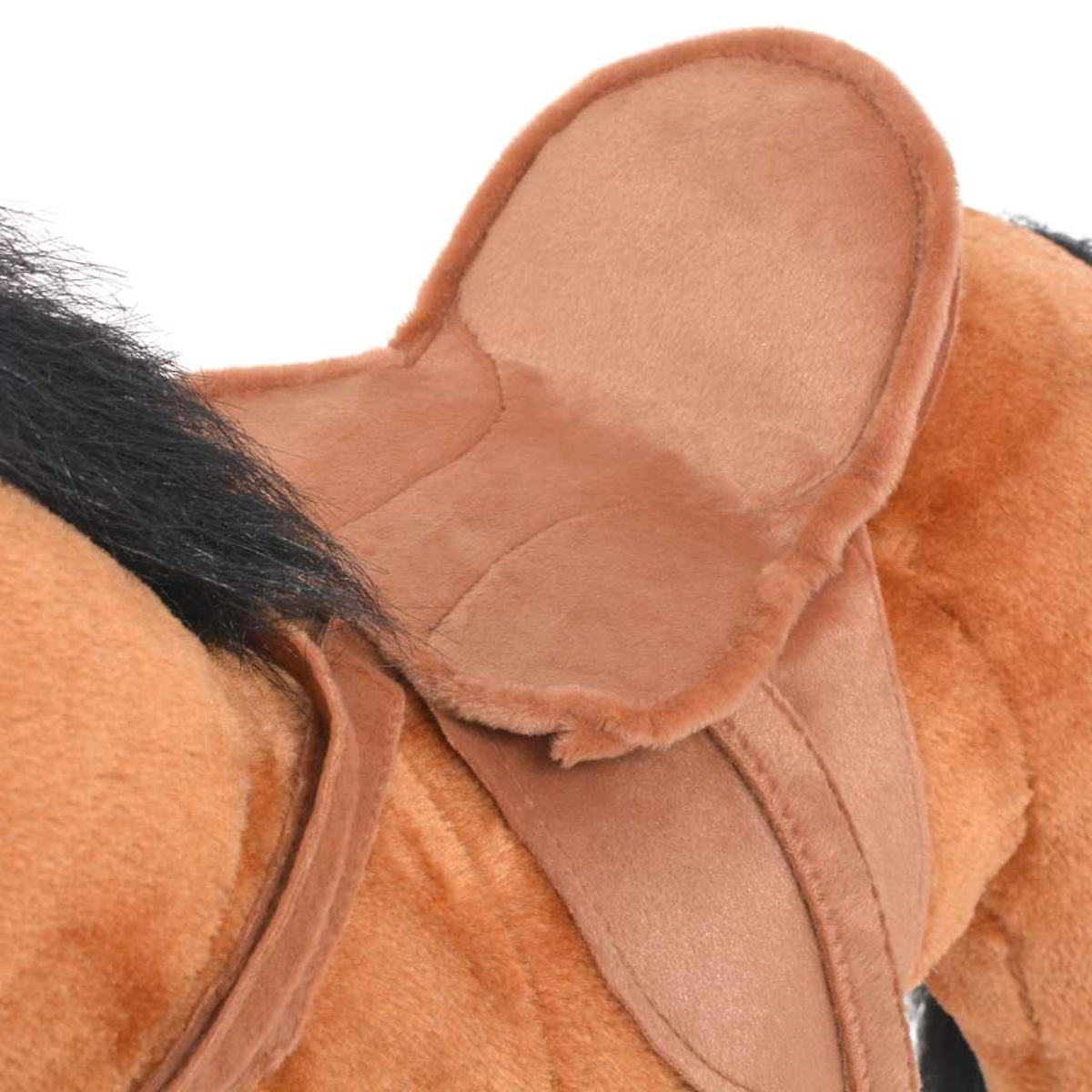 Braunes Plüschpferd mit Sattel und schwarzer Mähne.