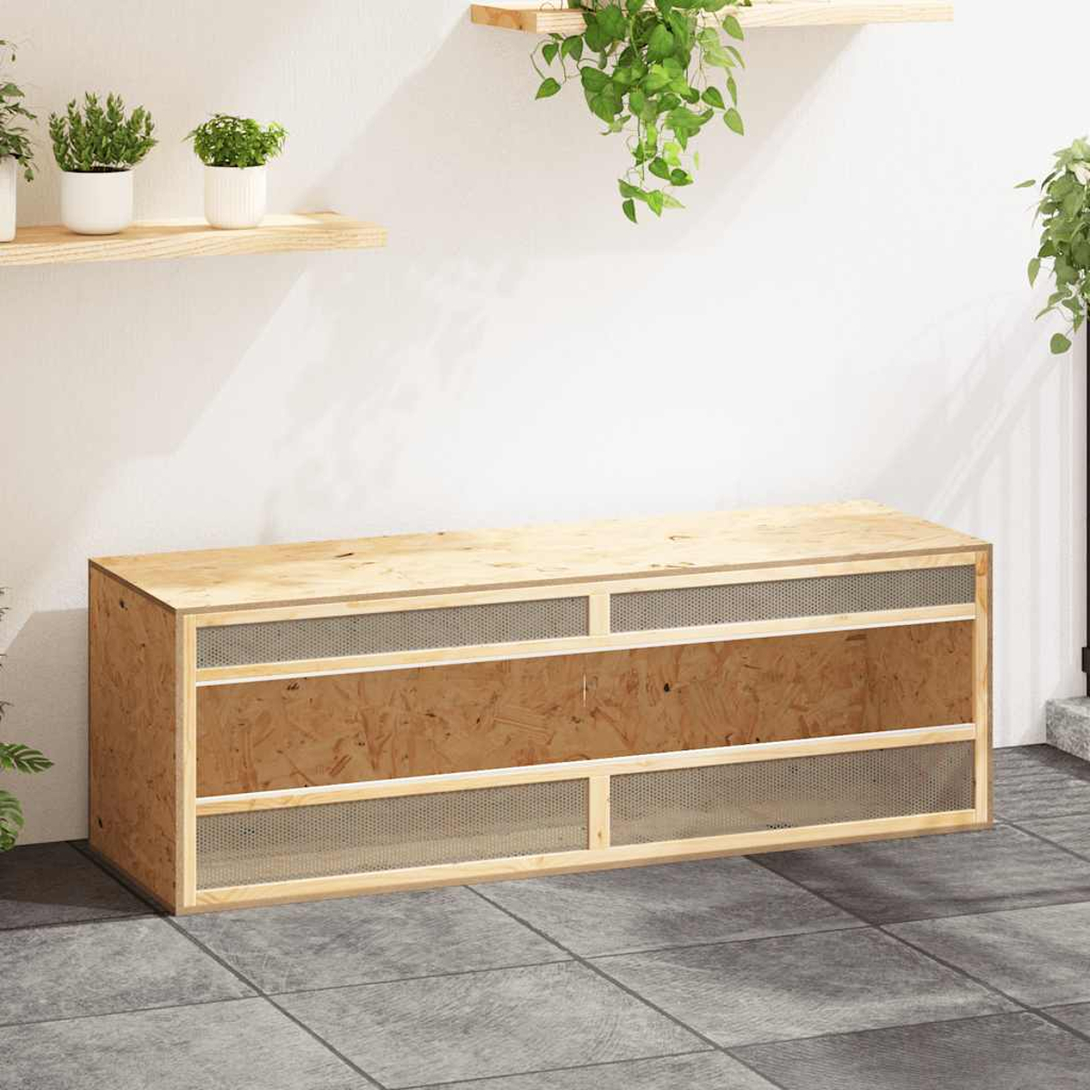 Ein hölzerner Terrarienschrank mit Mesh-Paneelen steht auf einem gefliesten Boden.