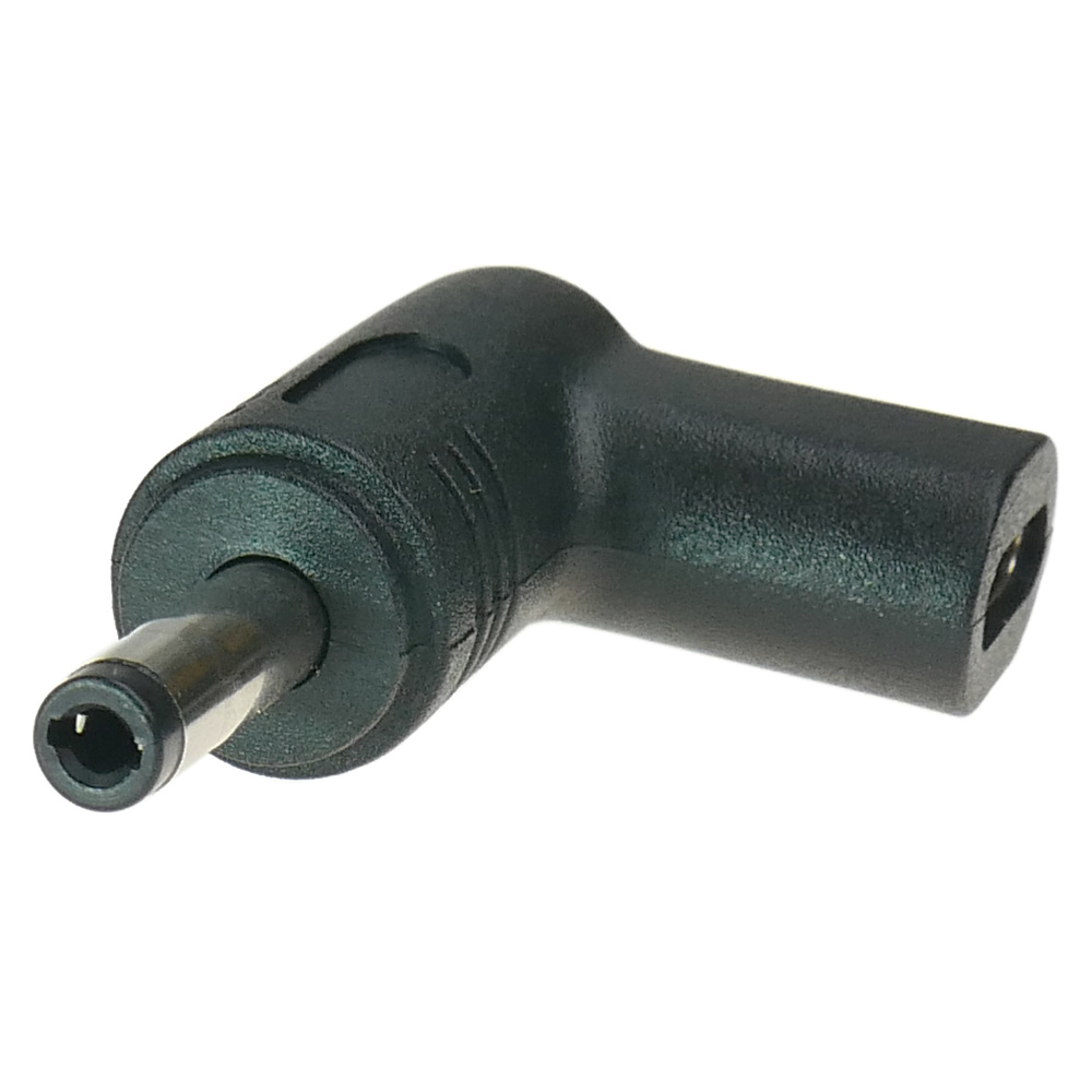 Czarny, L-kształtny adapter zasilania prądu stałego z wtyczką na jednym końcu.