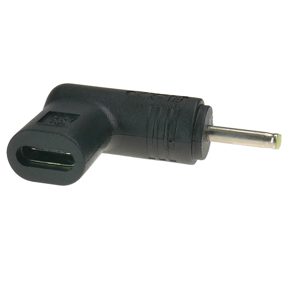 Czarny adapter USB-C na DC z wtyczką kątową.
