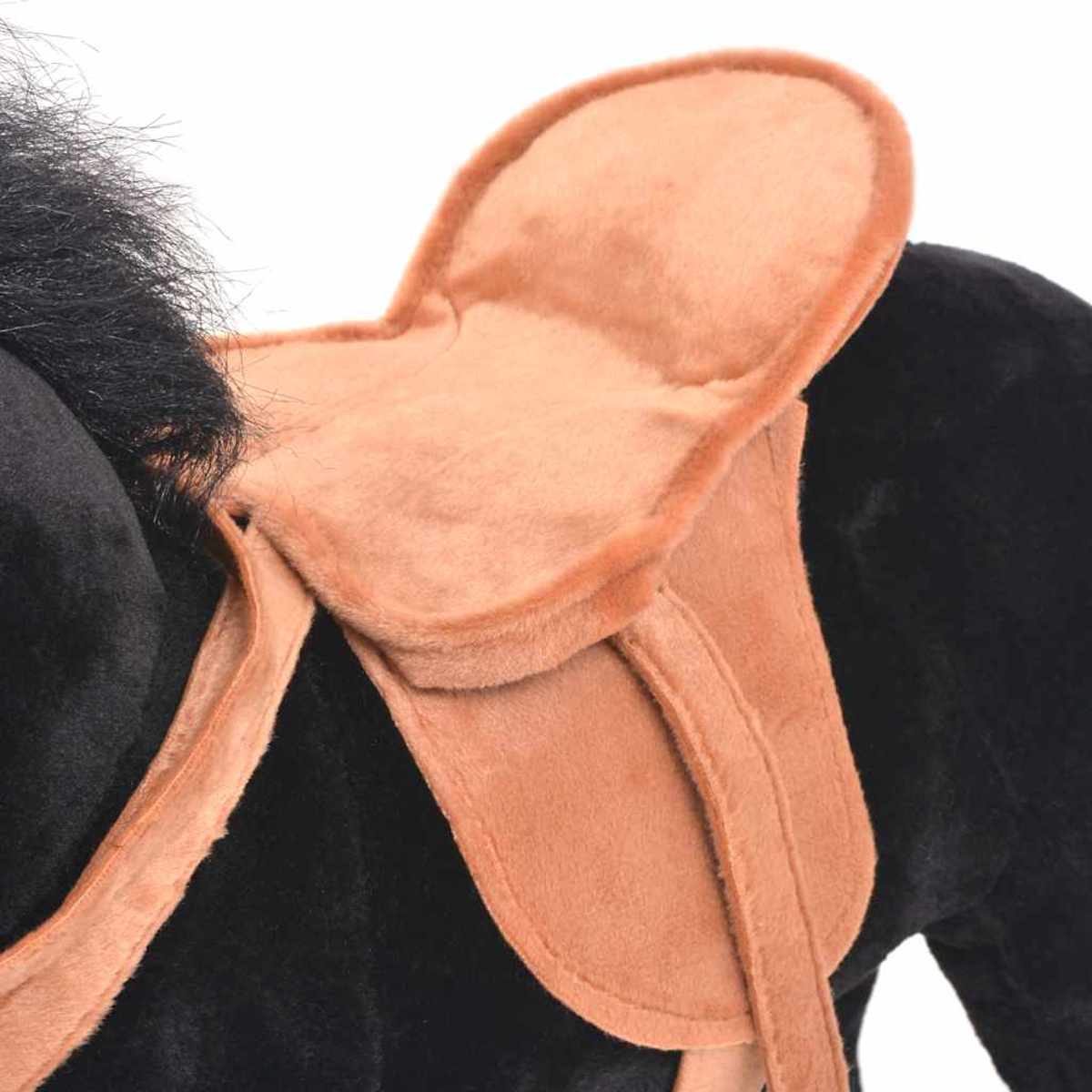 Ein braunes Plüsch-Sattel auf einem schwarzen Plüschpferd.