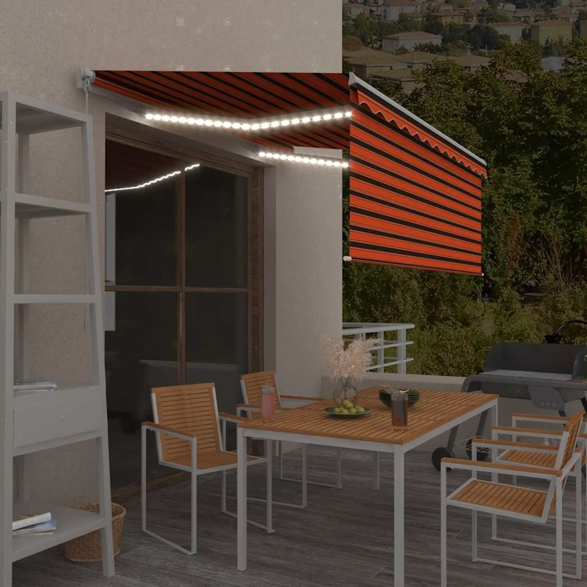 Terrasse mit Tisch, Stühlen, Markise und Lichterkette.