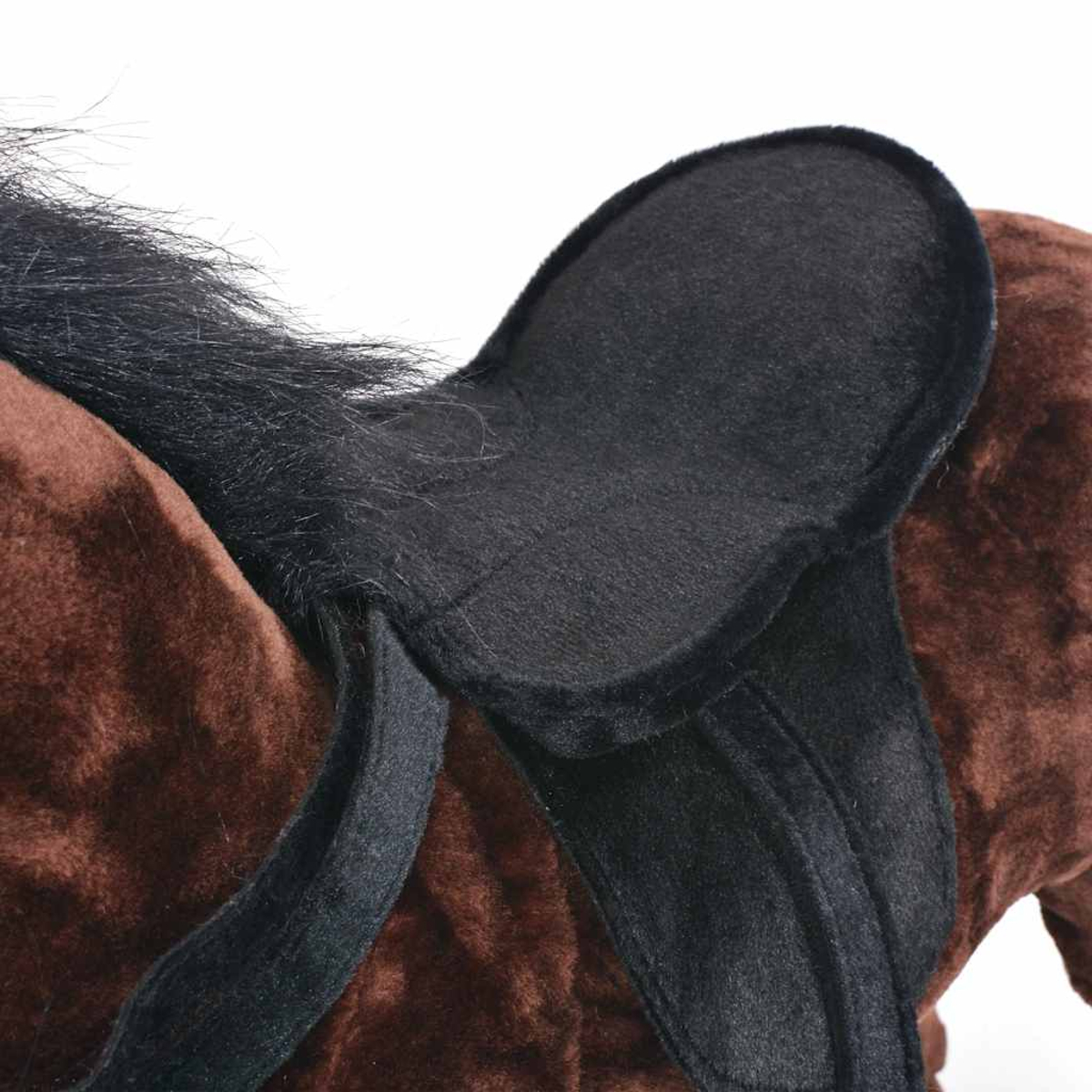 Ein braunes Plüschpferd mit schwarzem Sattel und schwarzer Mähne.
