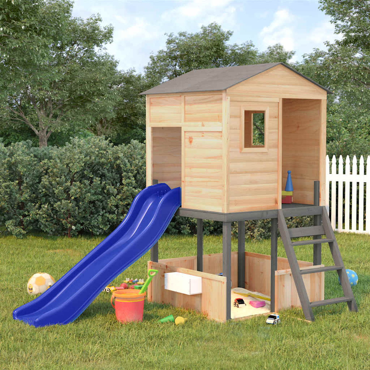 Ein hölzernes Spielhaus mit Rutsche, Sandkasten und Spielzeug im Garten.