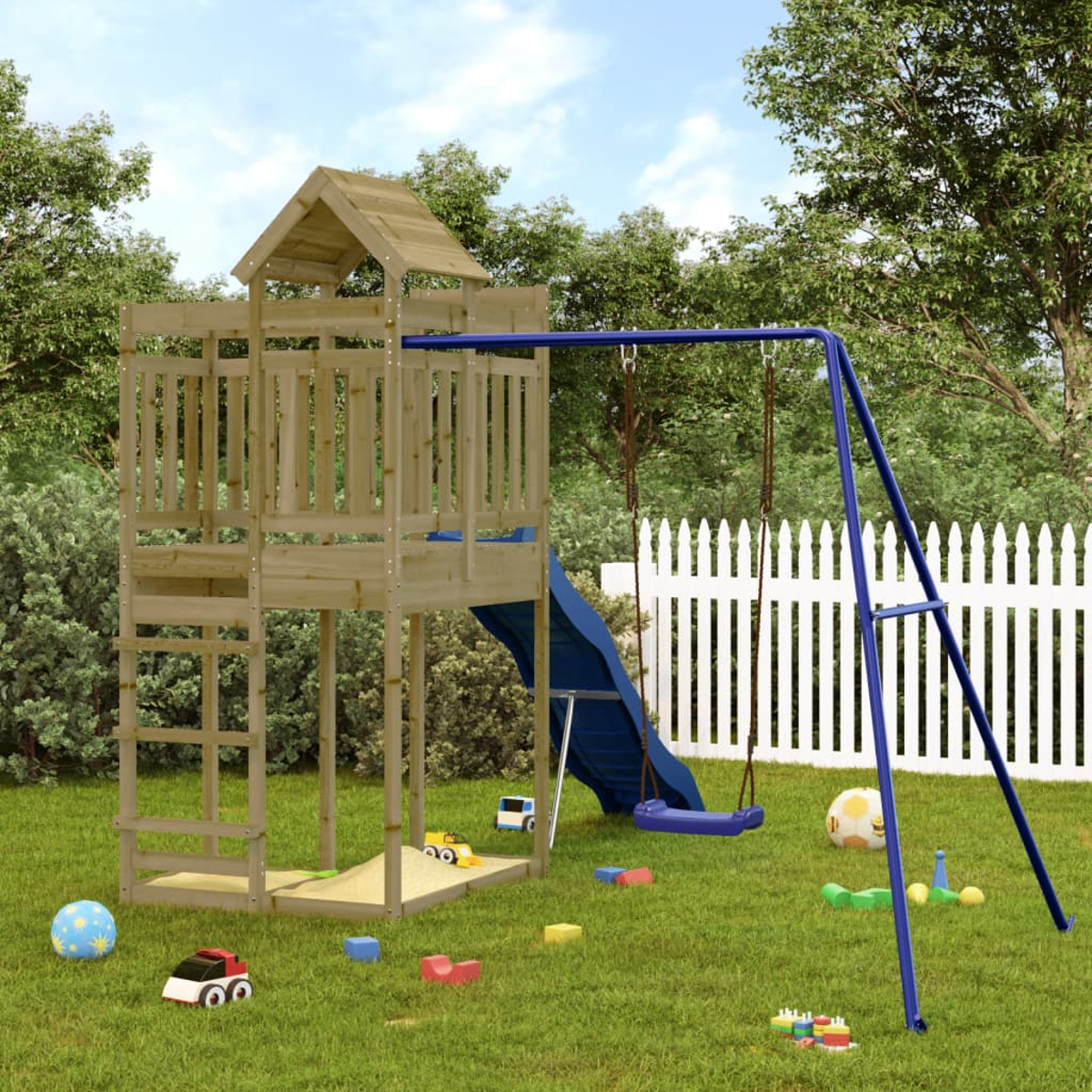 Holzspielturm mit Rutsche, Schaukel und Sandkasten im Garten, Spielzeug verstreut.