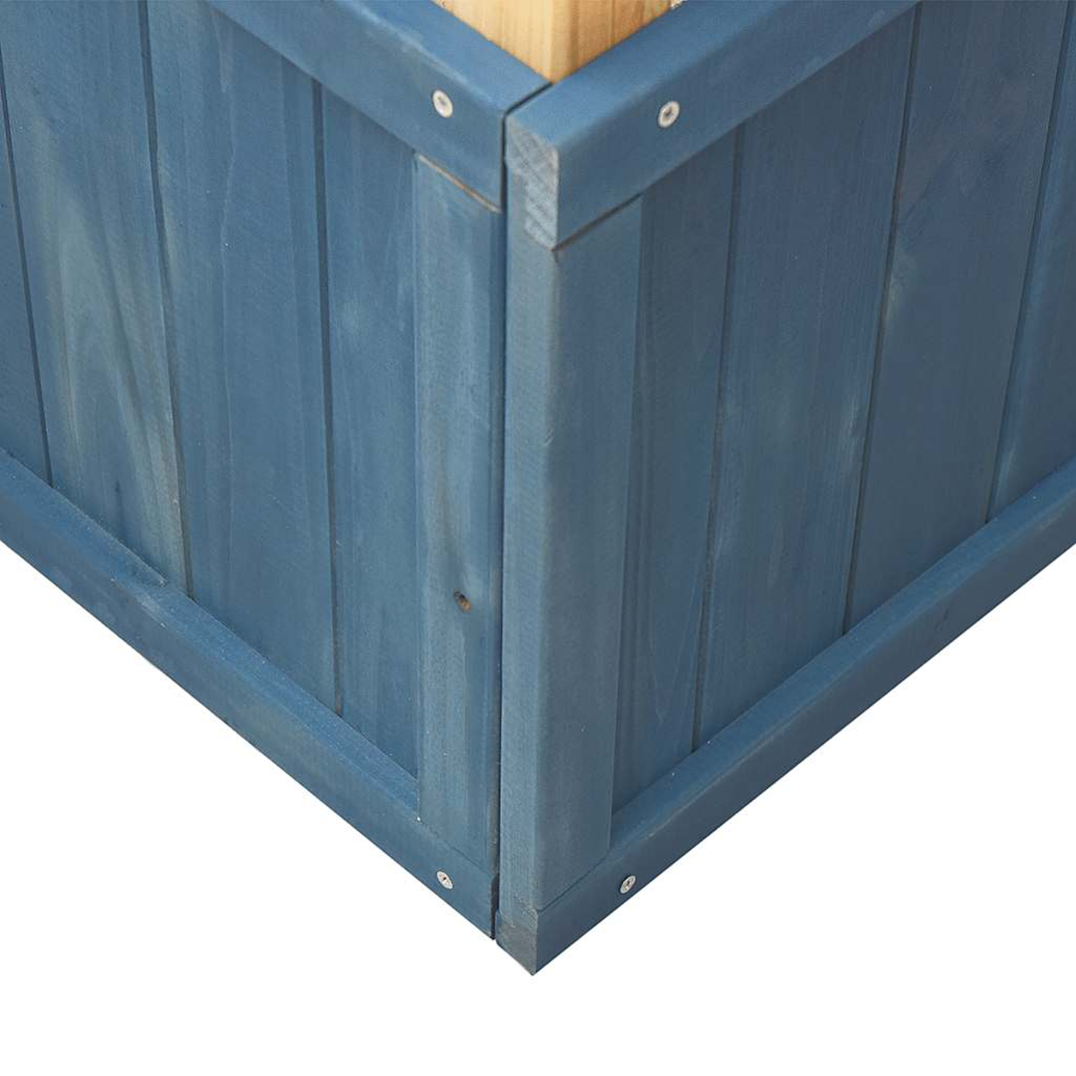 Eckansicht einer blauen Holzkiste mit sichtbaren Holzmasern und Schrauben.