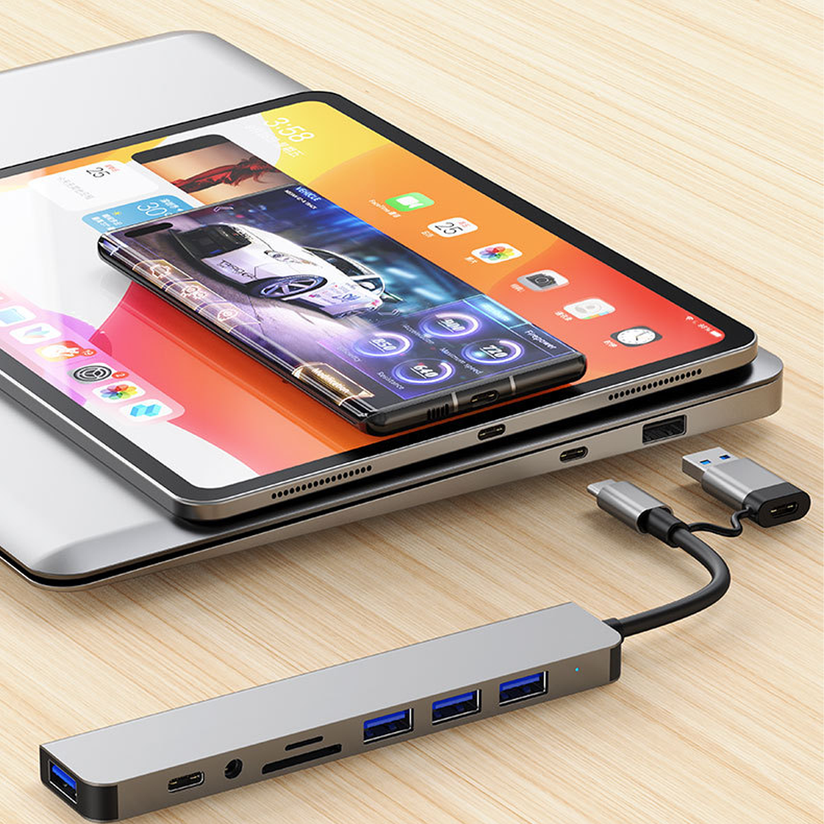 Ein USB-C-Hub verbindet Laptops, Smartphones und Tablets auf Holztisch.