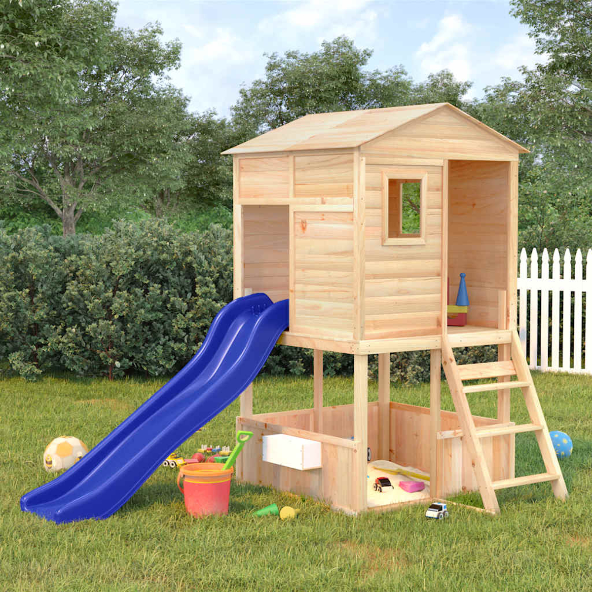 Ein hölzernes Spielhaus mit Rutsche, Leiter und Spielzeug im Garten.
