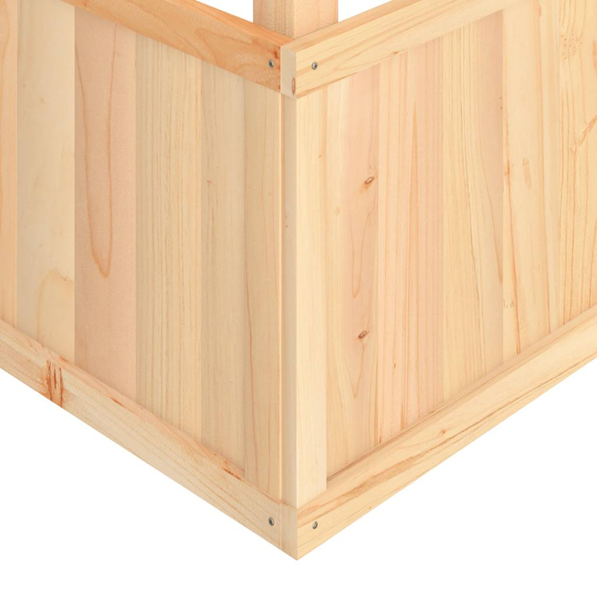 Nahaufnahme der Ecke einer hellen Holzstruktur, die mit Nägeln befestigt ist.