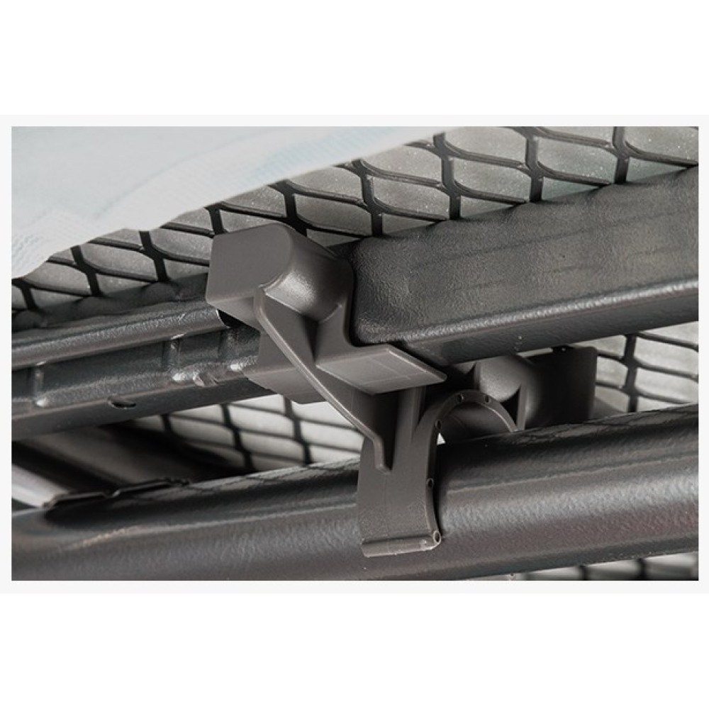 Szary klips z tworzywa sztucznego mocuje siatkę do ciemnej metalowej ramy.