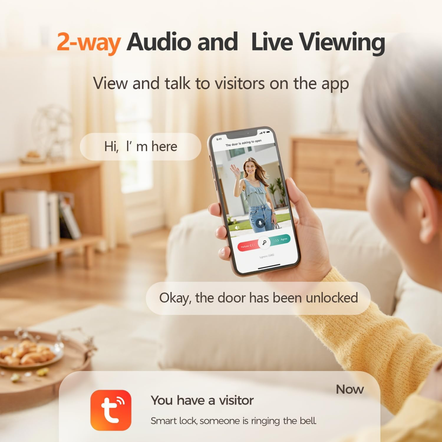 Una donna tiene uno smartphone che mostra un feed di videocitofono. Testo sull'audio bidirezionale.