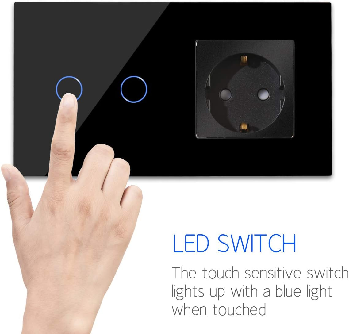 Un dito tocca un interruttore nero con anelli LED blu e una presa elettrica.