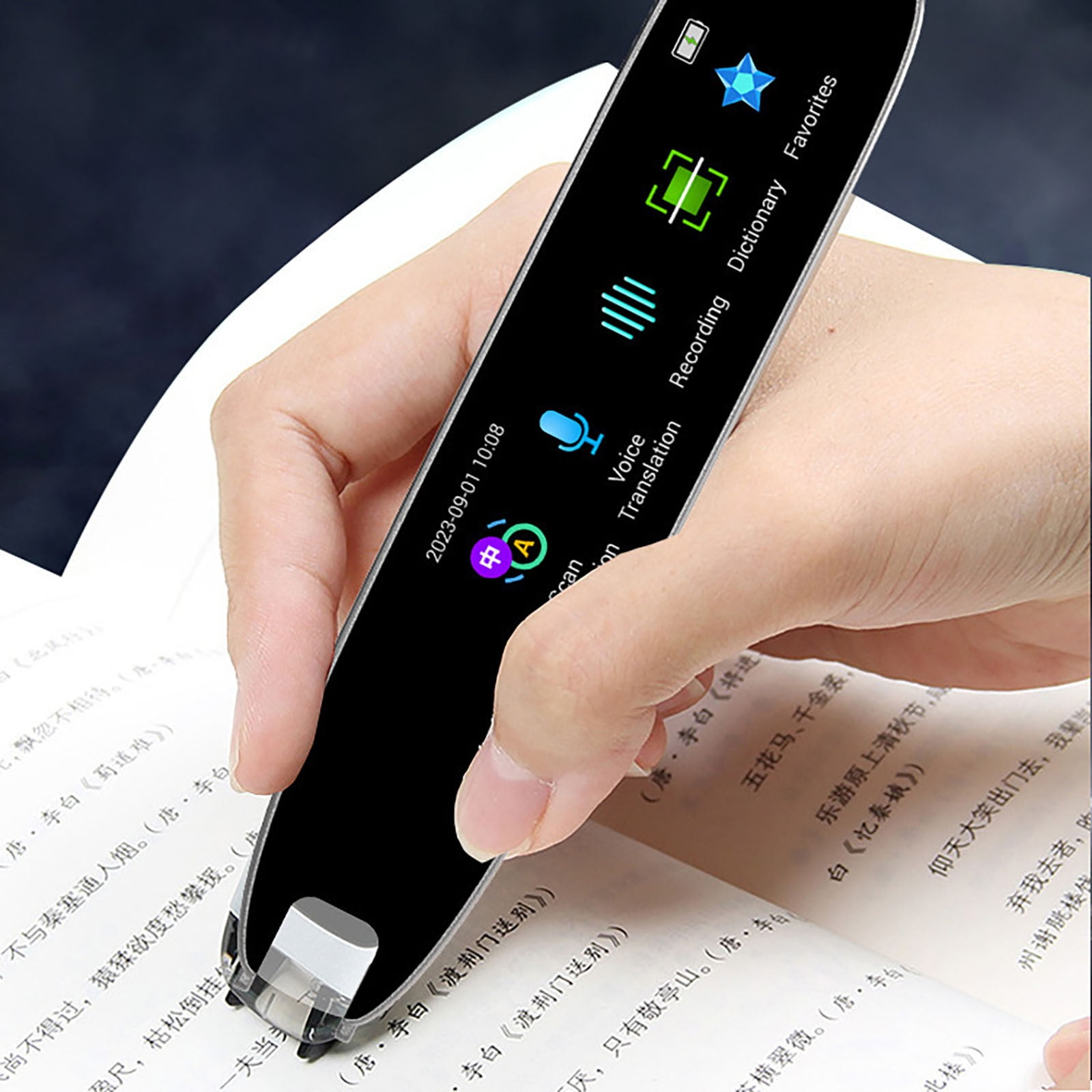 Ein Scanner-Stift über einem geöffneten Buch, der Text scannt. Datum 2023-09-01.