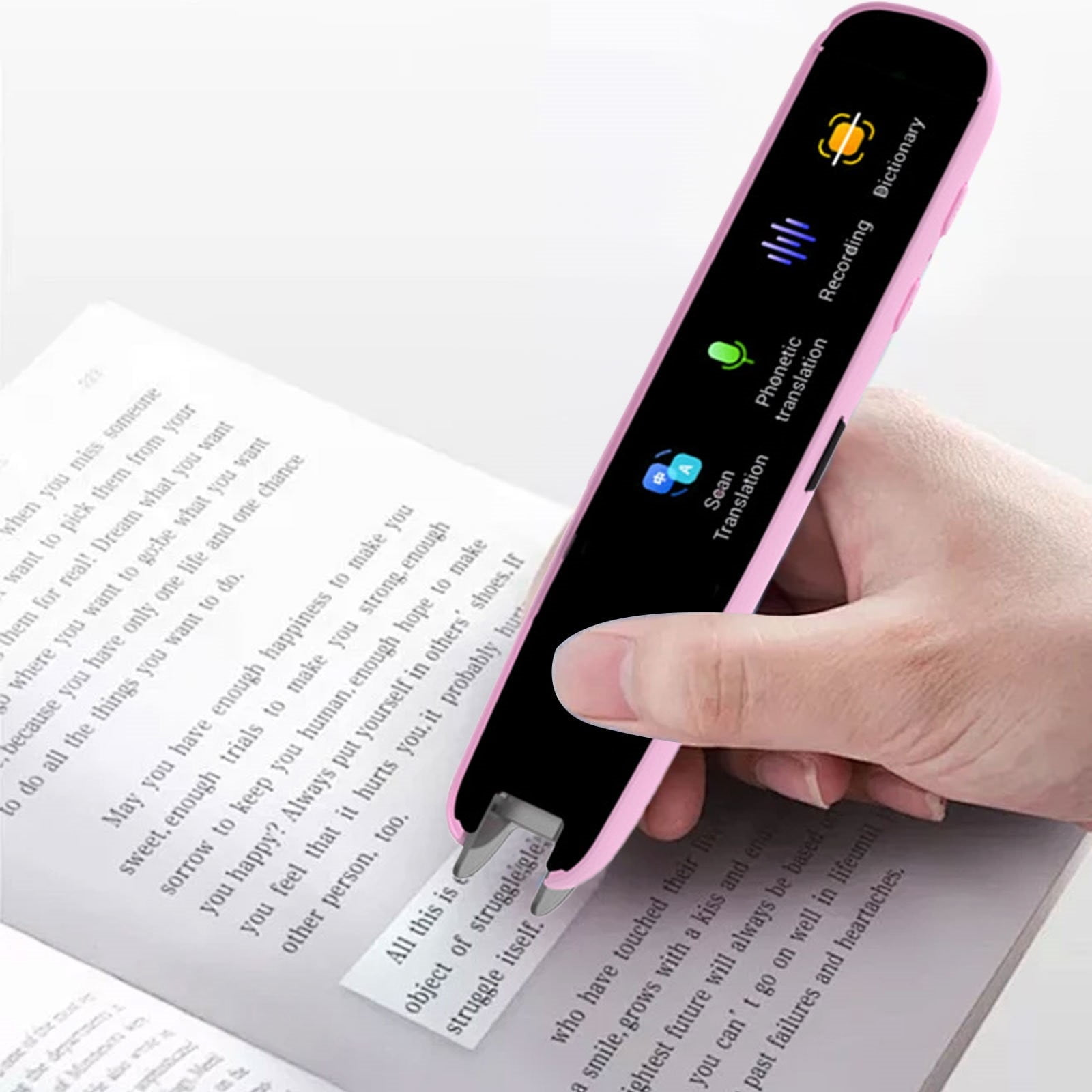 Eine Hand hält einen rosa Scanner-Stift über ein offenes Buch.