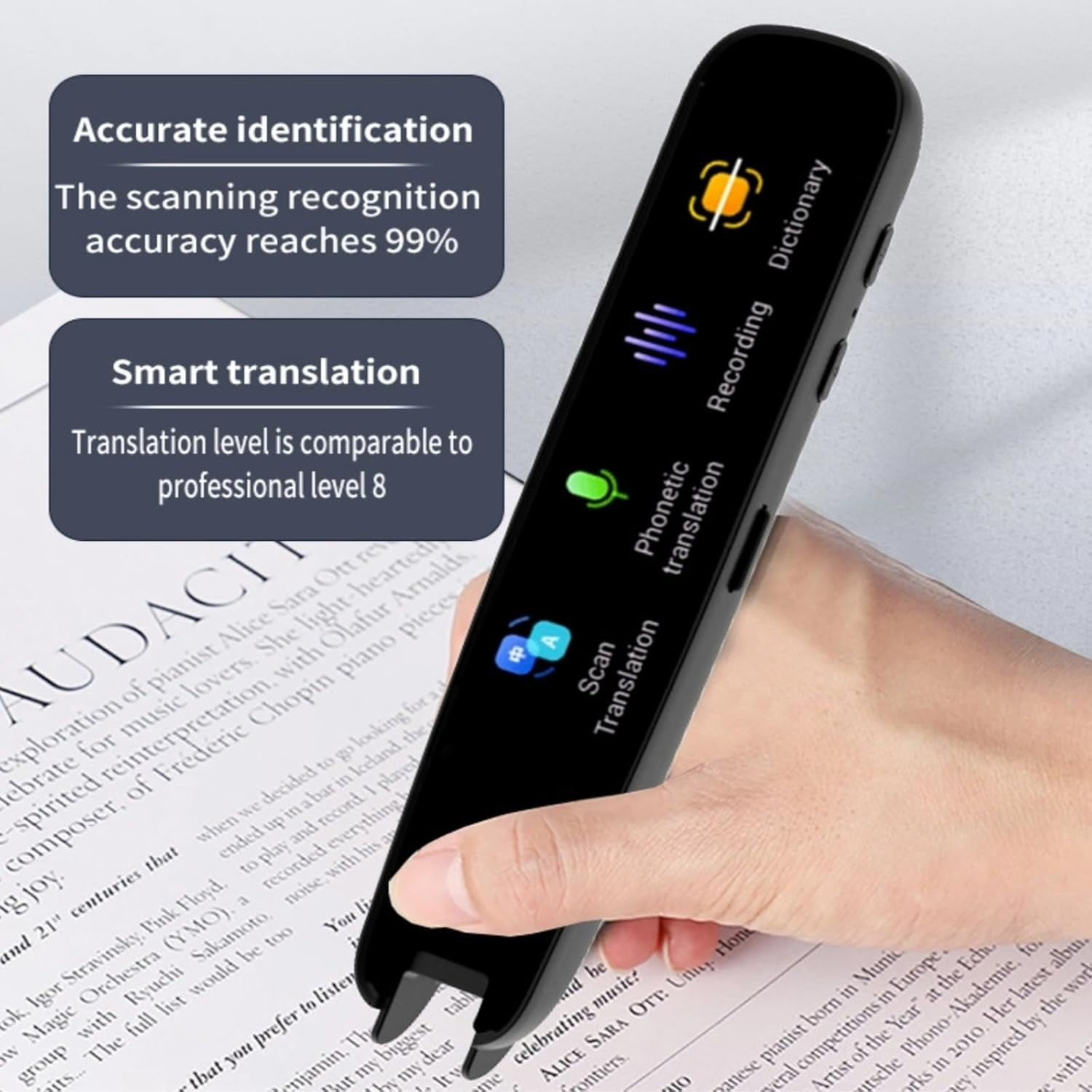 Ein schwarzer Scanner-Stift scannt Text auf einem Buch. Funktionen sind Scan, Aufnahme, Wörterbuch.