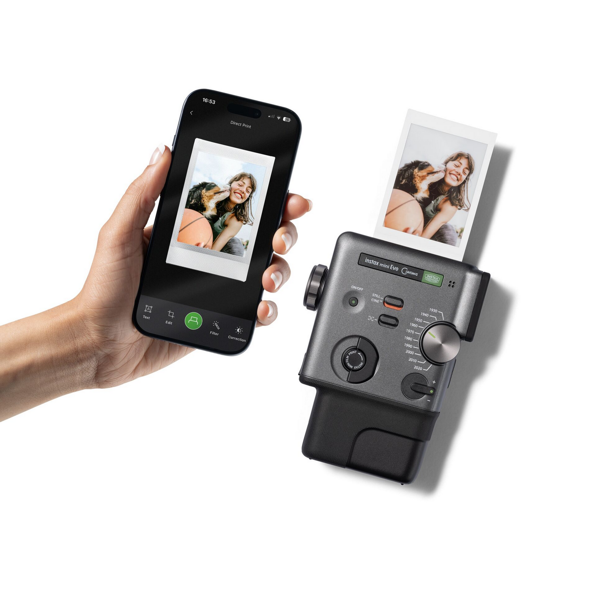 Mano sostiene smartphone con imagen; impresora Instax Mini Evo al lado con foto impresa.