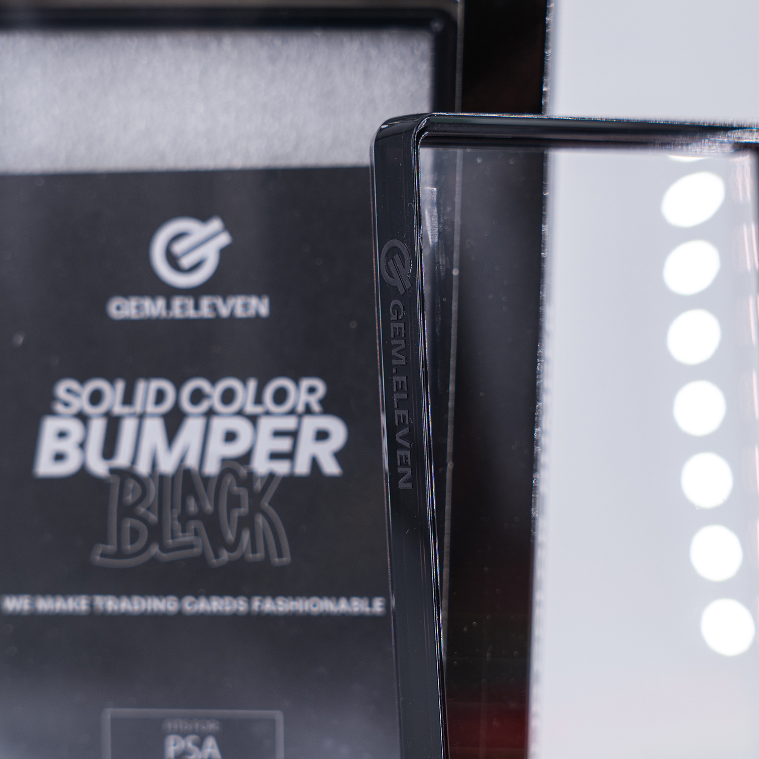 Schwarzer Bumper mit "SOLID COLOR BUMPER BLACK" Schriftzug.