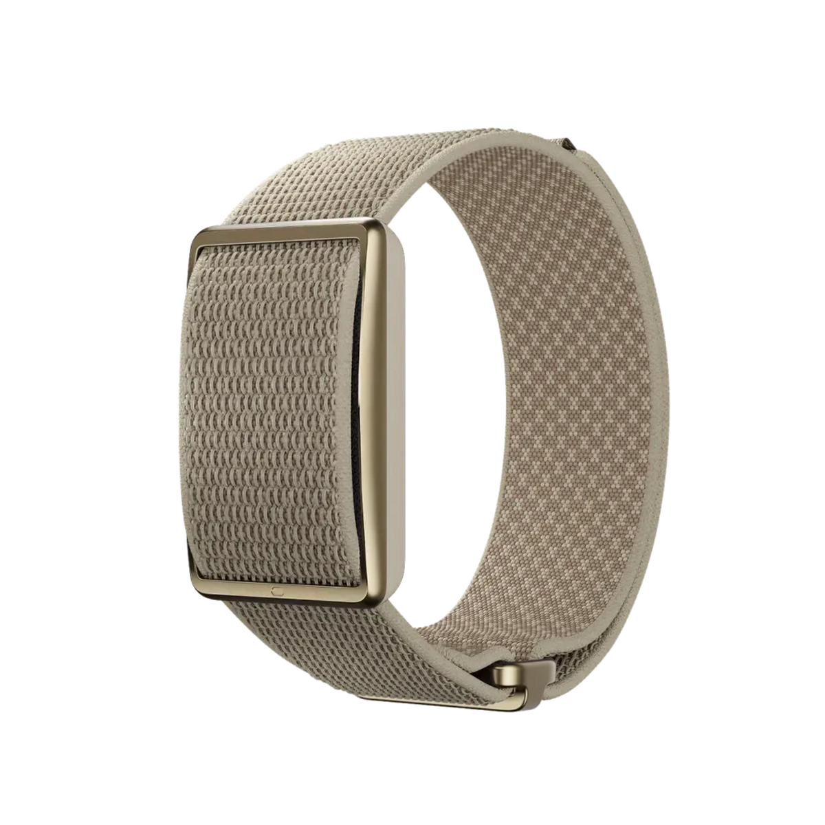 Una pulsera inteligente beige con cierre dorado sobre fondo negro.