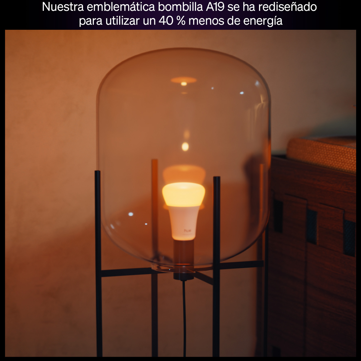 Una lampadina bianca illuminata con logo "Hue" in una cupola di vetro.