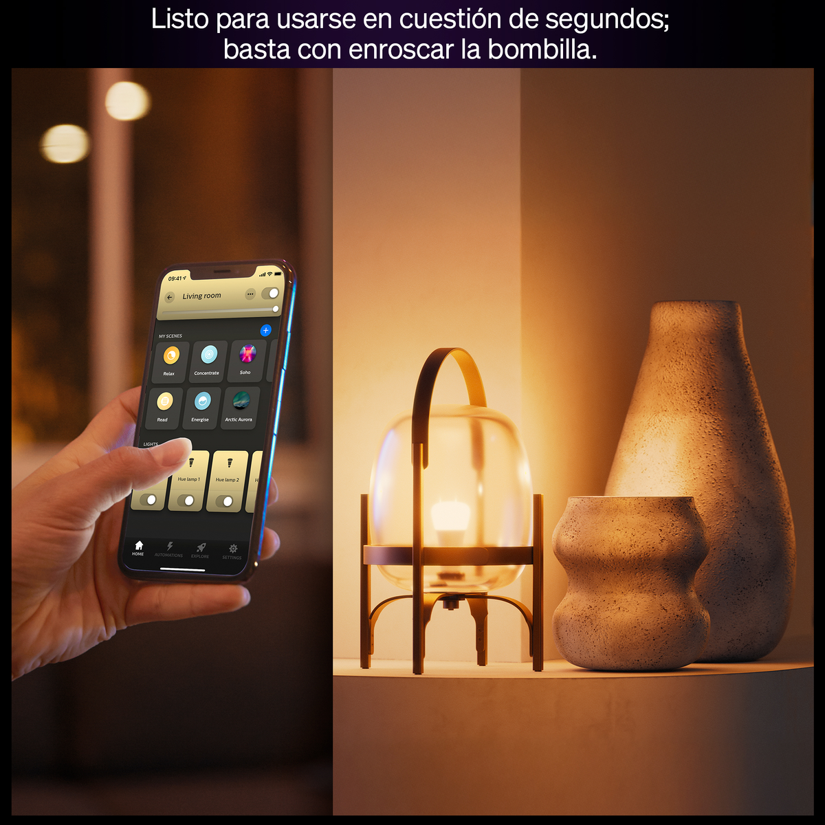 Una mano tiene uno smartphone con app per la casa intelligente; lampade e vasi vicini.