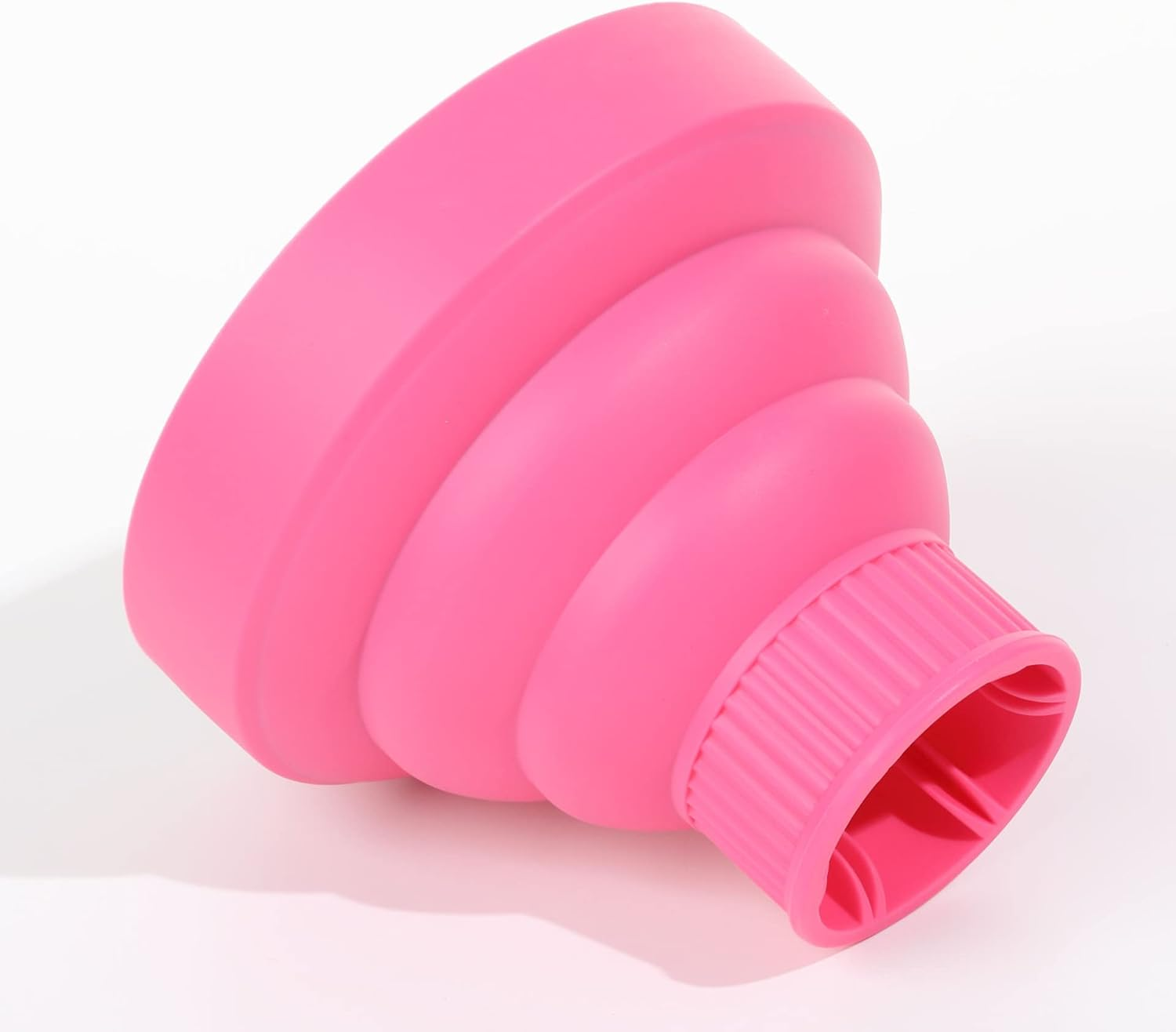 Ein rosafarbener Diffusor für Haartrockner mit gerilltem Rand.