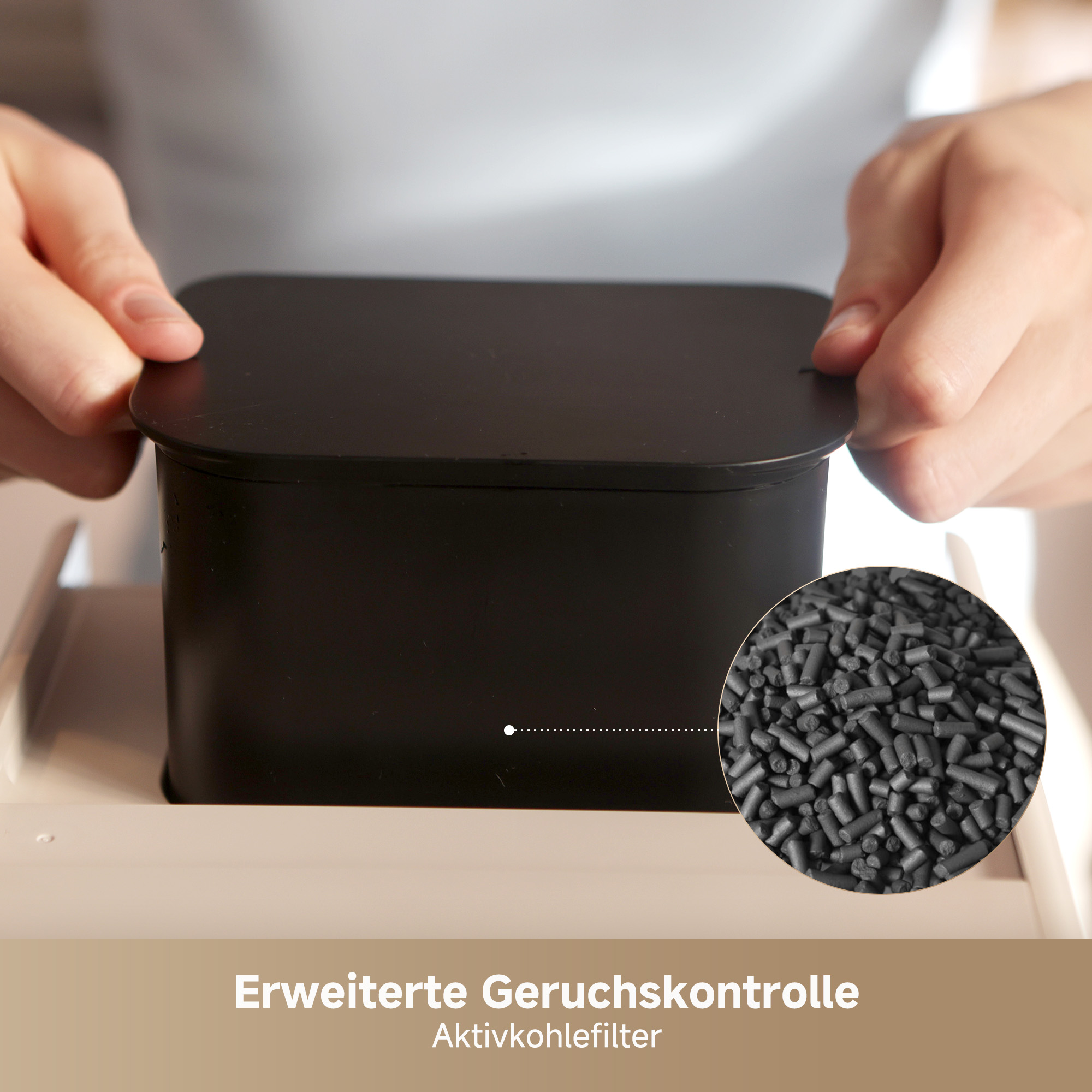 Hände öffnen einen schwarzen Behälter mit Aktivkohlegranulat.