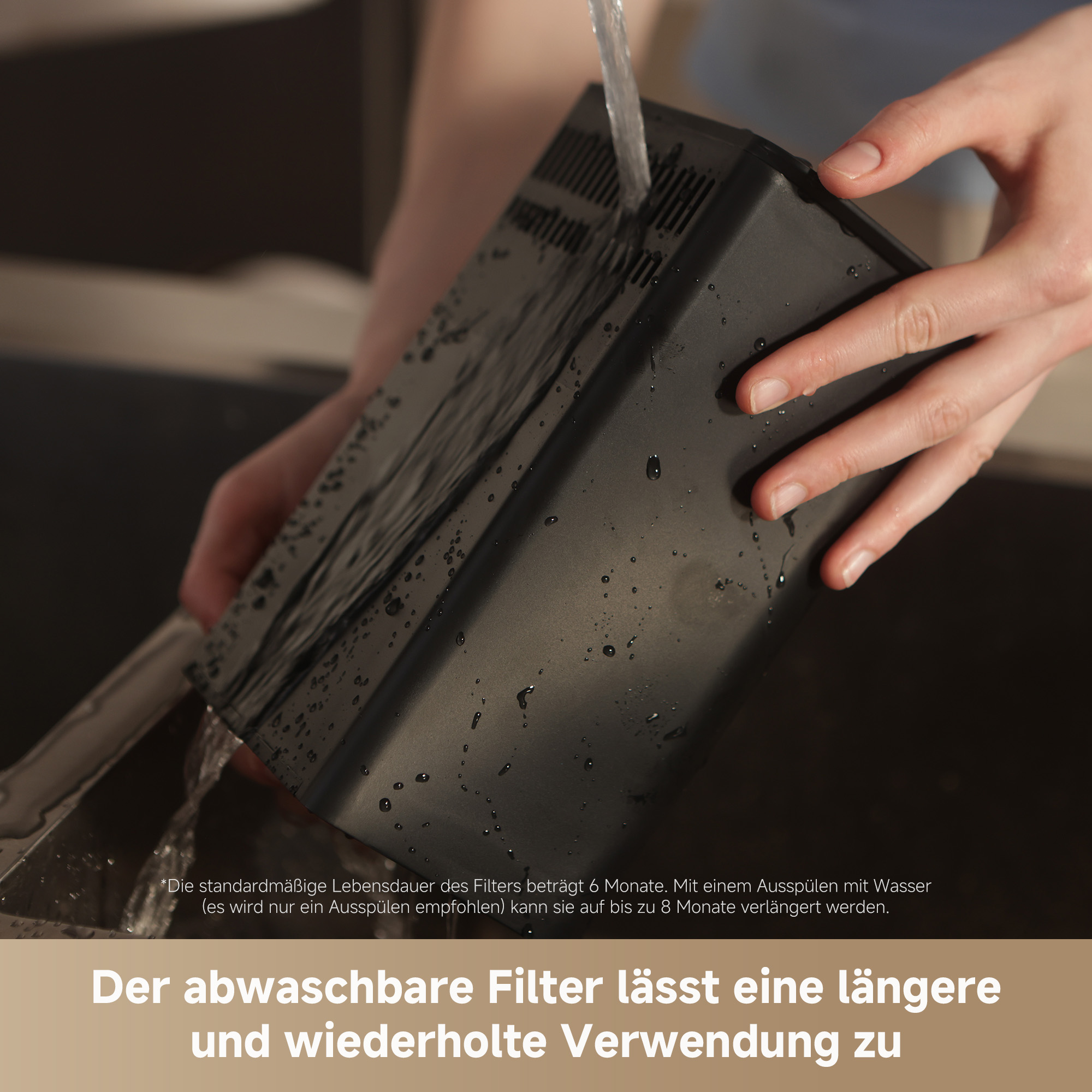 Wasser spült einen schwarzen Filter; Hände halten ihn.